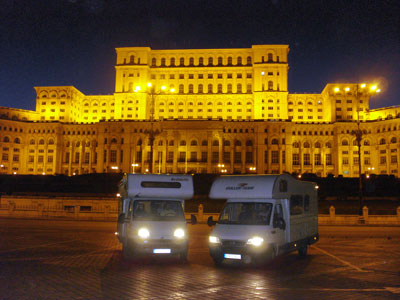 rumunia - bugaria, wozy kempingowe przed parlamentem